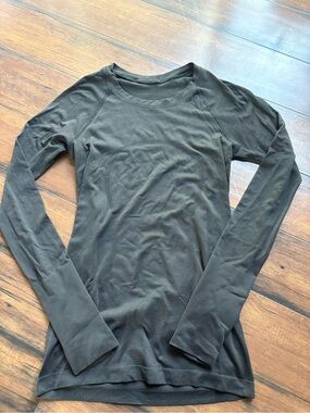 Lululemon swiftly tech long sleeve size 4